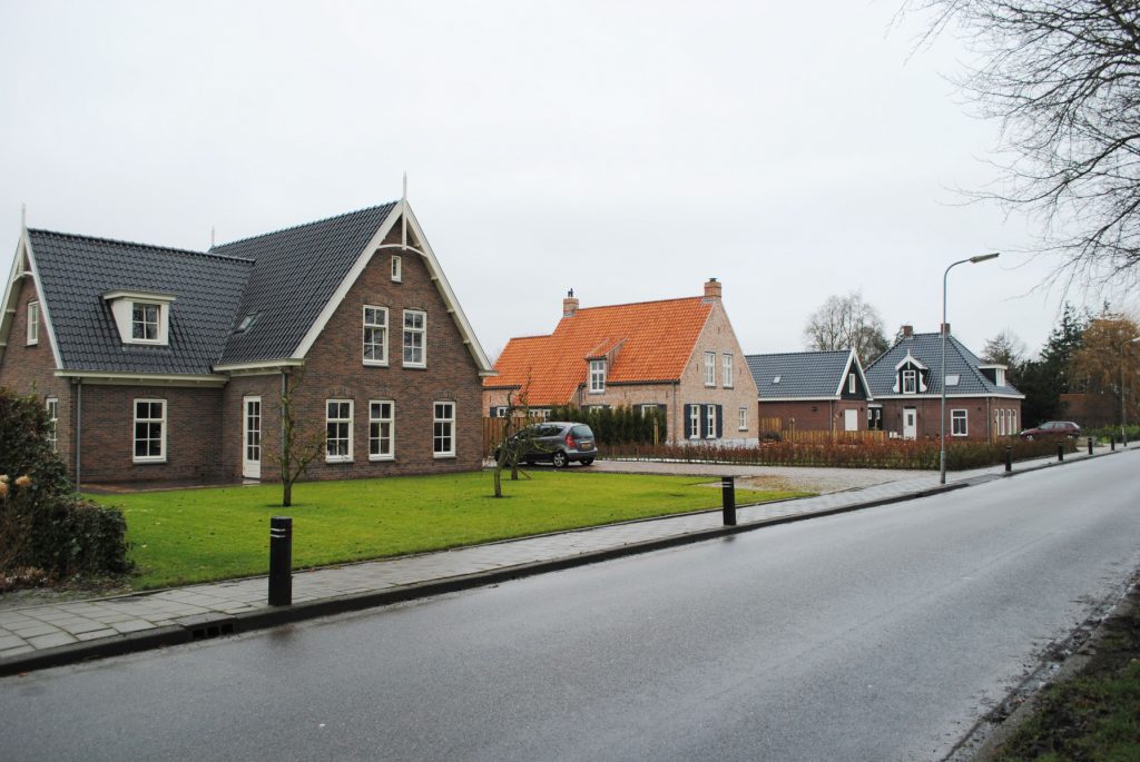 Drie vrijstaande woningen aan de Hogebrugweg 2-2b, Waarland